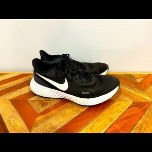 Women’s Nike Revolution Size 7